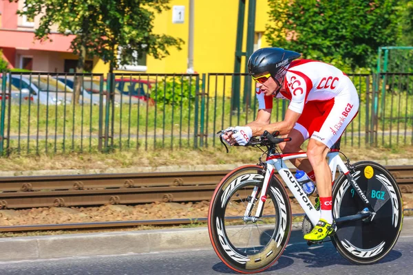 КРАКОВ, ПОЛЬША - 3 августа 2013 года: Неизвестный участник 7-й многодневной велогонки Тур де Полон в Кракове, Польша. Тур де Полон является крупнейшим велосипедным событием в Восточной Европе . — стоковое фото