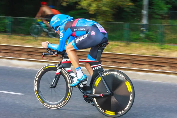 Krakau, Polen - 3. August 2013: Unbekannter Teilnehmer der 70. Radrundfahrt de pologne 7. Etappe in Krakau, Polen. Tour de pologne ist das größte Radsportereignis Osteuropas. — Stockfoto