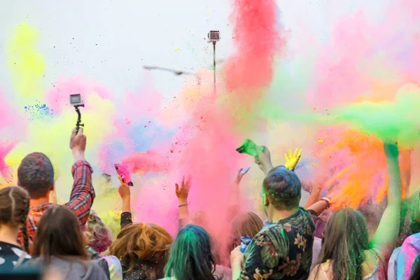 Krakow, Poland, 11 June, 2016: Festival of Colors in Krakow. Unidentified people dancing and celebrating during the color throw, Poland — Stock Photo, Image