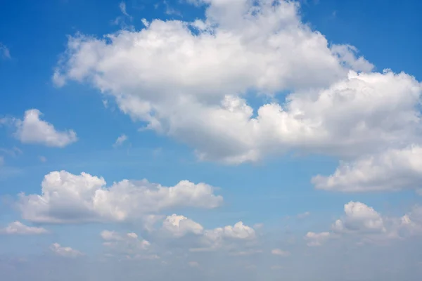 Blue sky with clouds can use as background — Stock Photo, Image