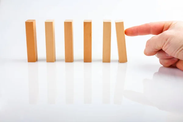 Concept voor oplossing voor een probleem door het stoppen van het domino-effect — Stockfoto