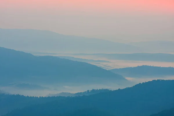 Neblige Landschaft im Bieszczady-Gebirge, Polen, Europa — Stockfoto