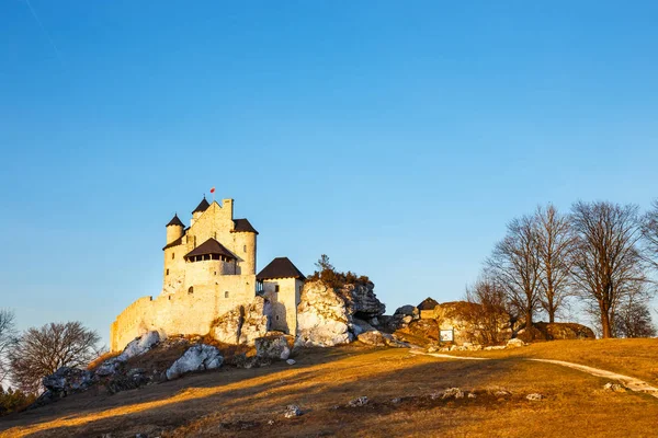 Castelo medieval ao pôr do sol em Bobolice, Polônia — Fotografia de Stock