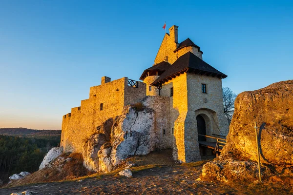 Średniowieczny zamek o zachodzie słońca w Bobolicach, Polska — Zdjęcie stockowe