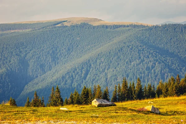 Paysage des montagnes de Parnag en Roumanie, Europe — Photo