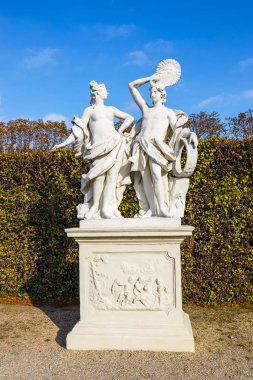 Viyana Belvedere Sarayı bahçesinde heykel