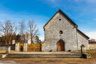 Jura Krakowsko Czestochowska Polonya üzerinde küçük kilise