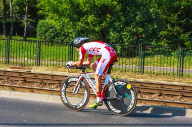 Krakow, Polonya - 3 Ağustos 2013: 70 tur de Pologne 7 etap yarışı, Krakow, Polonya Bisiklete binme tanımlanamayan katılımcı. Tur de Pologne Doğu Avrupa'nın en büyük Bisiklete binme olaydır.