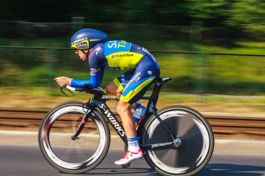 Krakow, Polonya - 3 Ağustos 2013: 70 tur de Pologne 7 etap yarışı, Krakow, Polonya Bisiklete binme tanımlanamayan katılımcı. Tur de Pologne Doğu Avrupa'nın en büyük Bisiklete binme olaydır.