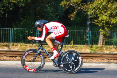 Krakow, Polonya - 3 Ağustos 2013: 70 tur de Pologne 7 etap yarışı, Krakow, Polonya Bisiklete binme tanımlanamayan katılımcı. Tur de Pologne Doğu Avrupa'nın en büyük Bisiklete binme olaydır.
