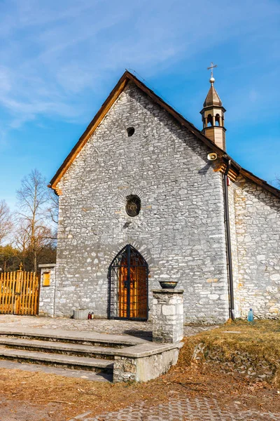 Pequeña iglesia en Jura Krakowsko Czestochowska en Polonia —  Fotos de Stock