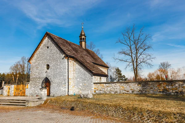 Malý kostel na Jura Krakowsko Czestochowska v Polsku — Stock fotografie