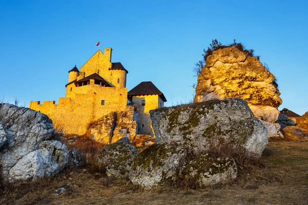 Medeltida slott vid solnedgången i Bobolice, Polen — Stockfoto