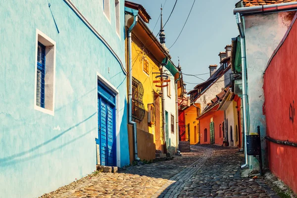 Sighisoara, Rumunia - 08 lipca 2015: Chodzenie w zabytkowym miasteczku Sighisoara. Miasta w którym urodził się Vlad Tepes, Dracula — Zdjęcie stockowe