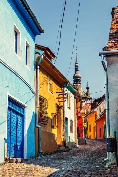 Sighisoara, Rumunsko - 08 červenec 2015: Procházky v historickém městě Sighisoara. Město, v němž se narodil Vlad Tepes Dracula — Stock fotografie