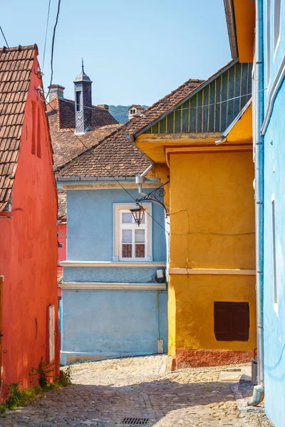 SIGHISOARA, RUMANIA - 08 DE JULIO DE 2015: Caminando por la histórica ciudad de Sighisoara. Ciudad en la que nació Vlad Tepes, Drácula — Foto de Stock