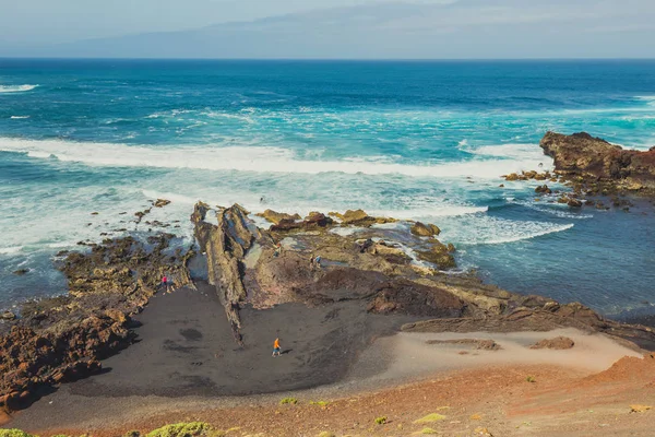 LANZAROTE, SPAGNA - 30 marzo 2017: Persone non identificate che camminano tra El Golfo e la Laguna Verde. Il Golfo è una laguna in un cratere vulcanico circondato da ripide scogliere . — Foto Stock