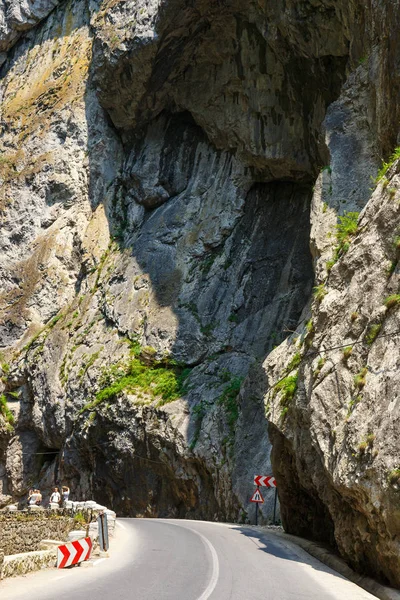 BICAZ GORGES, ROMÉNIA - 07 de julho de 2015: Turistas visitam o Desfiladeiro de Bicaz. Canyon é uma das estradas mais espetaculares da Roménia . — Fotografia de Stock