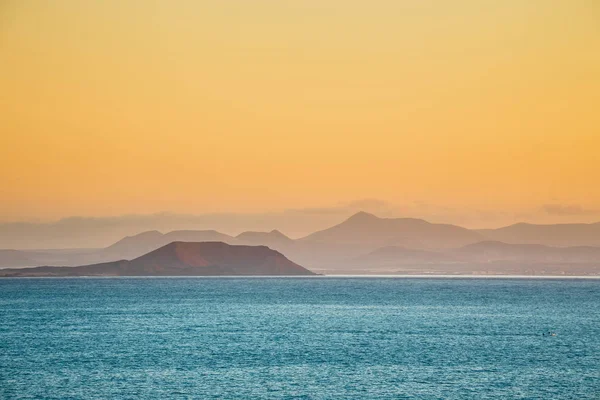 Vista de la isla de Fuerteventura desde Playa Blanca, Lanzarote —  Fotos de Stock