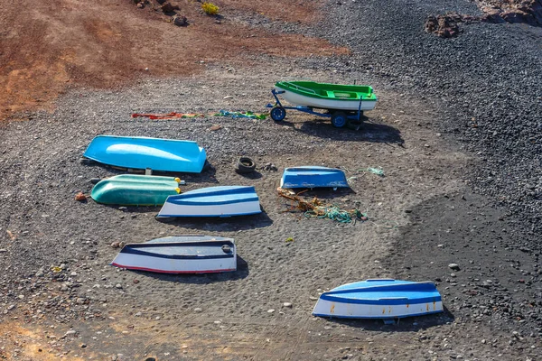 Lagune verte à El Golfo avec des bateaux de pêche sur la plage, île de Lanzarote, Espagne — Photo