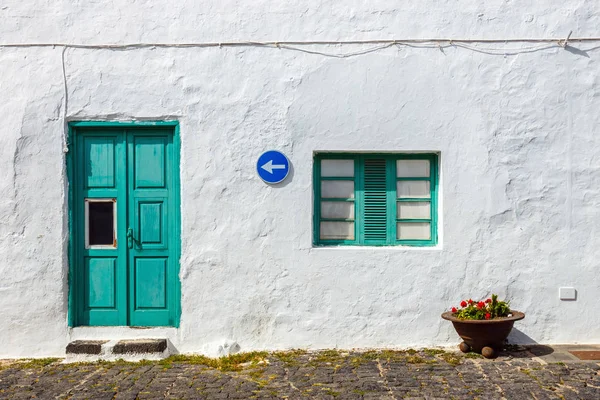 Grüne Tür und Fenster auf weißem Wandhintergrund — Stockfoto