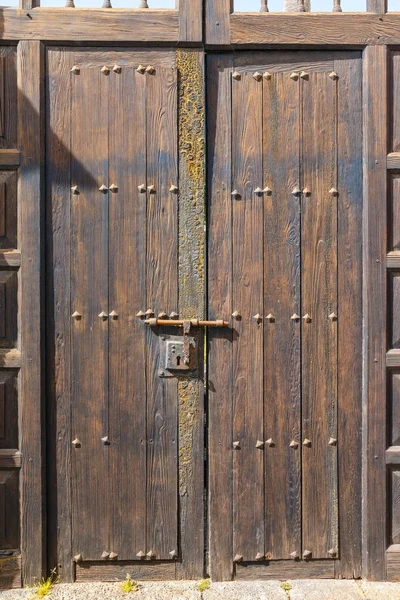 Porta marrom velho no fundo da parede branca — Fotografia de Stock