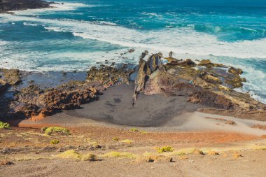 Lanzarote, İspanya, 30 Mart 2017: Kimliği belirsiz kişi El Golfo ve yeşil Lagoon yürüyüş. Körfez tarafından dik kayalıklarla çevrili bir volkanik krater gölünde olduğunu. 