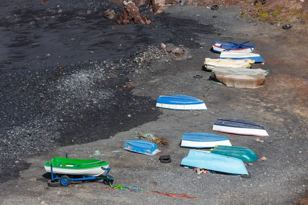 Grüne Lagune bei el golfo mit Fischerbooten am Strand, lanzarote insel, spanien — Stockfoto