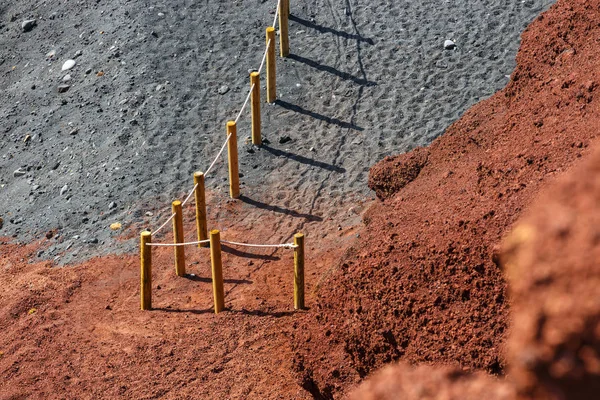 Dřevěný plot na pláži El Golfo v Lanzarote — Stock fotografie