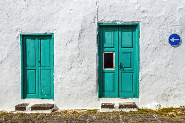 Grüne Tür und Fenster auf weißem Wandhintergrund — Stockfoto