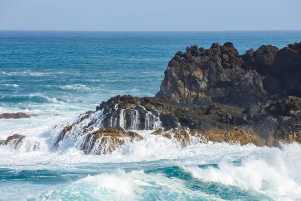 Los Hervideros, costa vulcanica con oceano ondulato e cielo blu, isola di Lanzarote, Spagna — Foto Stock