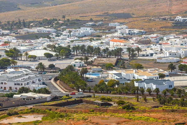 Vista superior de la ciudad de Teguise desde la colina del castillo en la isla de Lanzarote en España, antigua capital de la isla — Foto de Stock