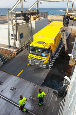 Playa Blanca, Lanzarote, 01 Nisan, 2017: Top araç ve yolcu feribot görünümünü. Lanzarote ve Fuerteventura Adası arasında birkaç kez bir gün feribot çalışır