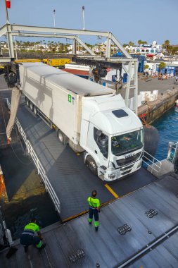 Playa Blanca, Lanzarote, 01 Nisan, 2017: Top araç ve yolcu feribot görünümünü. Lanzarote ve Fuerteventura Adası arasında birkaç kez bir gün feribot çalışır
