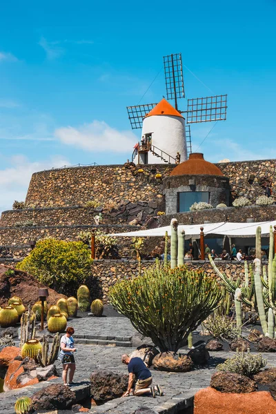 LANZAROTE - 29 marzo 2017: Veduta del giardino di cactus a Guatiza, attrazione popolare a Lanzarote, Isole Canarie — Foto Stock
