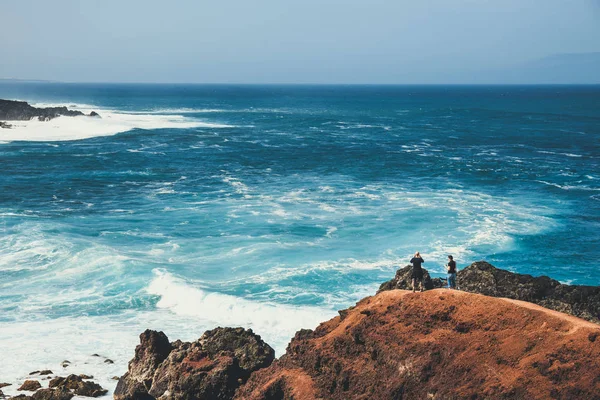 LANZAROTE, SPAGNA - 30 marzo 2017: Persone non identificate che camminano tra El Golfo e la Laguna Verde. Il Golfo è una laguna in un cratere vulcanico circondato da ripide scogliere . — Foto Stock