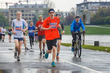 Krakow, Polonya - 30 Nisan 2017: 16 Cracovia maraton sırasında Caddesi'nde kimliği belirsiz kaçakçıları. Maraton yıllık bir olaydır.