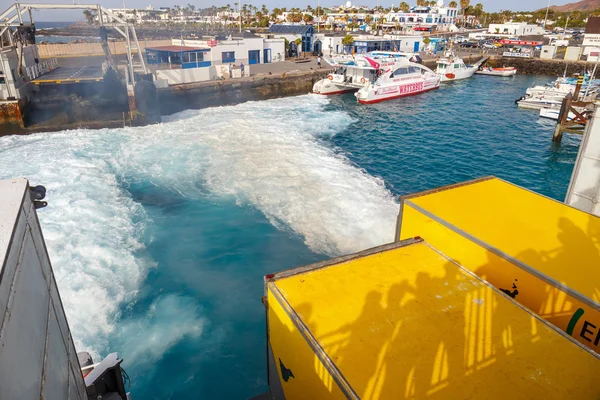 Playa Blanca, Španělsko, Lanzarote, 01 duben 2017: pohled z vozidla a cestující na trajektu shora. Trajekt jezdí několikrát denně mezi Lanzarote a Fuerteventura ostrov — Stock fotografie