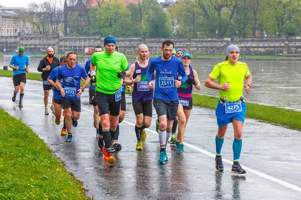 波兰克拉科夫-2017 年 4 月 30 日︰ 不明街上期间 16 Cracovia 马拉松赛跑者。马拉松比赛是一年一度的活动. — 图库照片