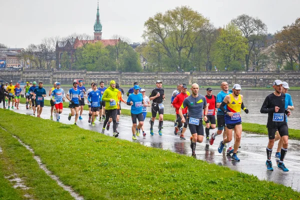 Kraków, Polska - 30 kwietnia 2017: Niezidentyfikowany biegaczy na ulicy podczas 16 Cracovia maraton. Maraton odbywa się corocznie. — Zdjęcie stockowe