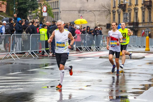 KRAKOW, POLÓNIA - 30 de abril de 2017: corredores não identificados na rua durante a maratona de 16 Cracovia. A maratona é um evento anual . — Fotografia de Stock