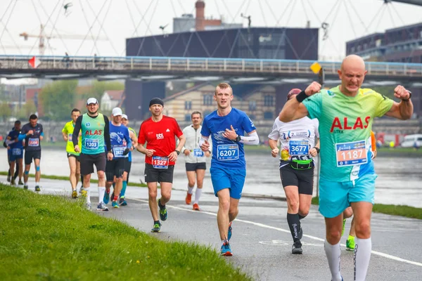 Krakov, Polsko - 30 dubna 2017: Neznámí běžci na ulici během 16 Cracovia marathon. Maraton je každoroční zvláštní událost. — Stock fotografie
