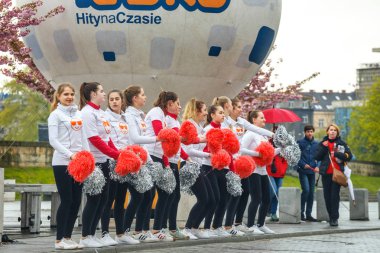 Krakow, Polonya - 30 Nisan 2017: sırasında 16 Cracovia maraton koşucular destekleyen tanımlanamayan ponpon kızlar. Maraton yıllık bir olaydır.