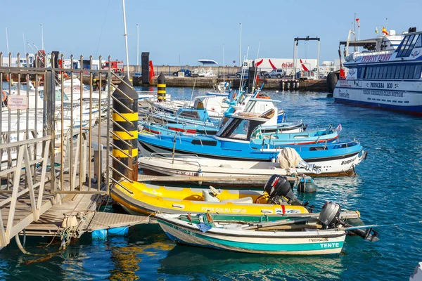 Playa Blanca, Lanzarote, 03 abril, 2017: Barcos y Yates en Rubicon Marina, Lanzarote, Islas Canarias, España —  Fotos de Stock