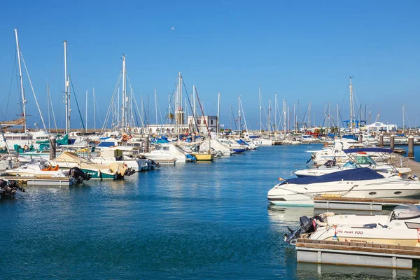 Playa Blanca, Lanzarote, 04 de abril de 2017: Barcos e Iates em Rubicon Marina, Lanzarote, Ilhas Canárias, Espanha — Fotografia de Stock