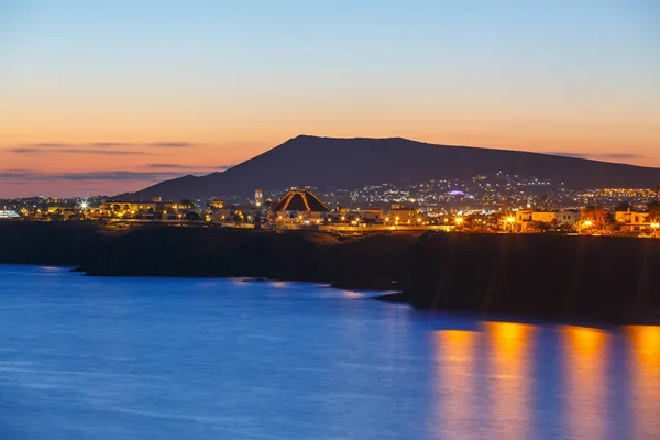 Krásný západ slunce nad Playa Blanca na Lanzarote — Stock fotografie