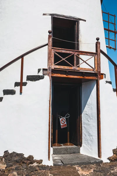 Molino de viento sobre fondo de cielo azul en jardín de cactus, pueblo de Guatiza, Lanzarote, Islas Canarias — Foto de Stock