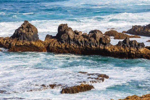 Los Hervideros, costa volcánica con océano ondulado y cielo azul, isla de Lanzarote, España —  Fotos de Stock