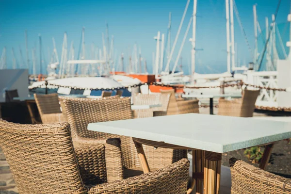 Mesa y sillas en Marina Rubicon en Playa Blanca, Lanzarote, Islas Canarias, España — Foto de Stock