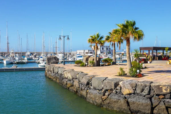 Playa Blanca, Lanzarote, 04 April, 2017: Promenade in Marina Rubicon in Playa Blanca, Lanzarote, Canarische eilanden, Spanje — Stockfoto